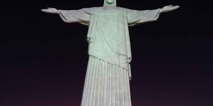 Cristo Redentor ilumina campanha contra a violência
