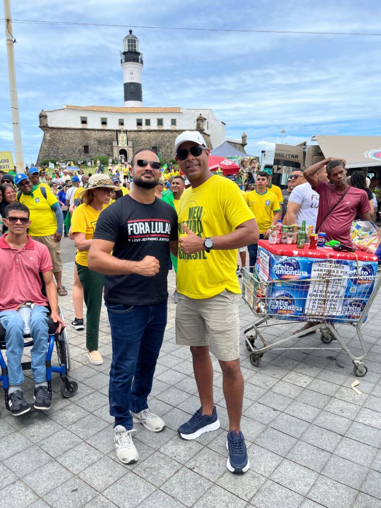 Capitão Alden marca presença em manifestação no Farol da Barra