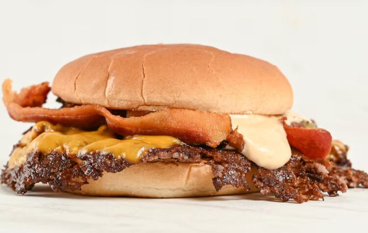 Famoso hambúrguer da Fat Guys ganha promoção exclusiva em Salvador e Feira de SantanaTodo dia 23, o cheese bacon da rede vai custar apenas R$ 10