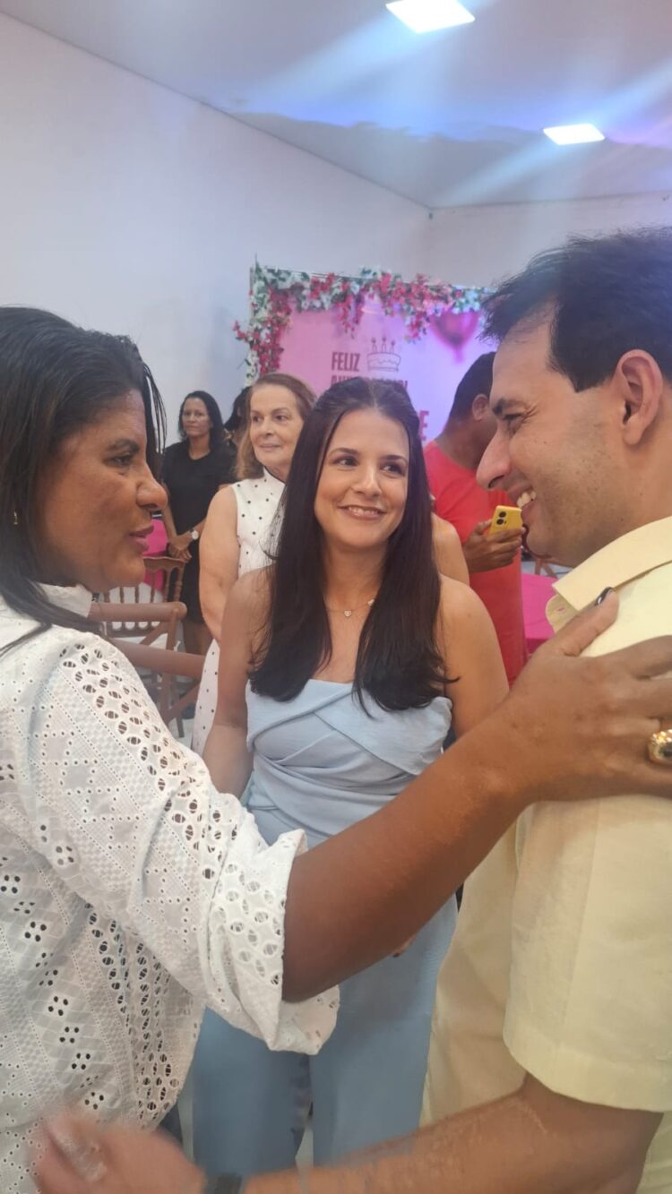 Com simplicidade e proximidade com o povo, primeira-dama de Simões Filho é surpreendida com festa emocionante e reforça papel social ao lado do prefeito