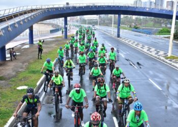 Pedal da Cidade reúne ciclistas para passeio pela orla de Salvador em celebração aos 477 anos da capital baiana