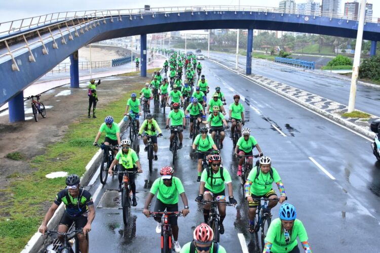 Pedal da Cidade reúne ciclistas para passeio pela orla de Salvador em celebração aos 477 anos da capital baiana