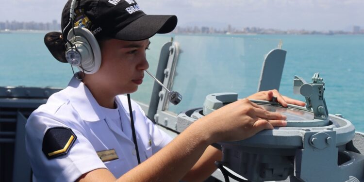 Voluntárias iniciam serviço militar feminino