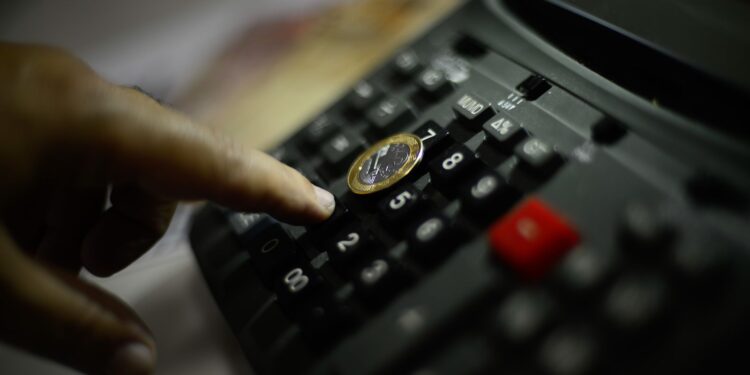 Inflação desacelera para 3,81% em fevereiro