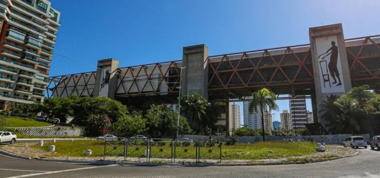 Vereador critica leilão do antigo Centro de Convenções e questiona inclusão de área ambiental