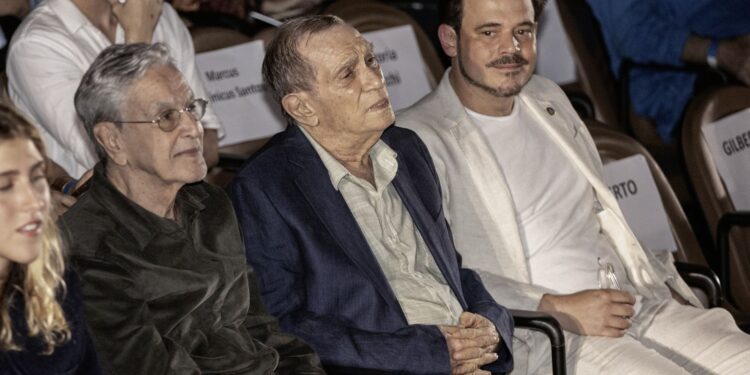 Mautner vê Brasil como farol em tempos sombrios, afirma Caetano