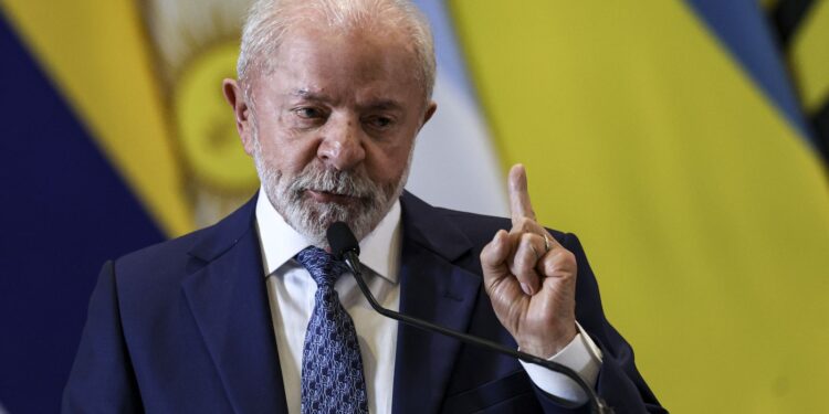 Lula defende paz, critica armamentos e ONU