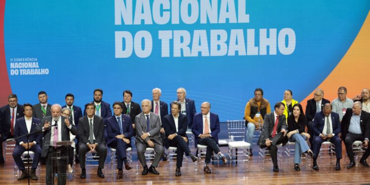 Lula propõe diálogo tripartite para substituir o 6×1