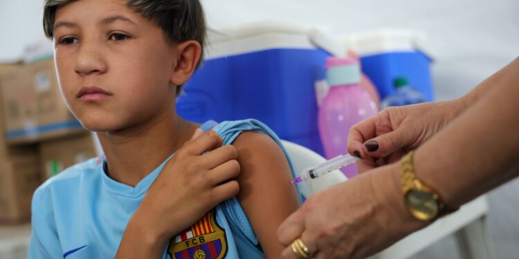 Vacinação contra HPV em meninos avança em São Paulo
