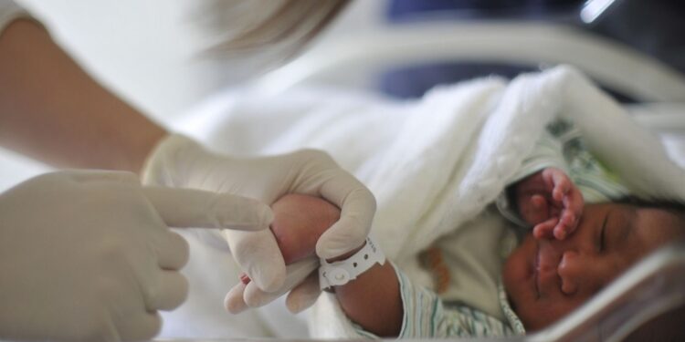 Brasil alcança menor taxa de mortalidade infantil em três décadas