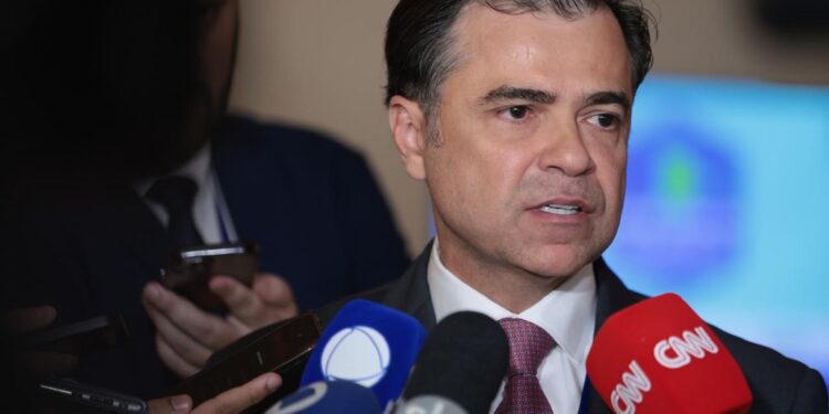 Diretor da Aneel critica Enel por manobra para interromper processo.