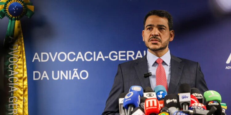Senador aprova relatório que favorece indicação de Messias ao STF.