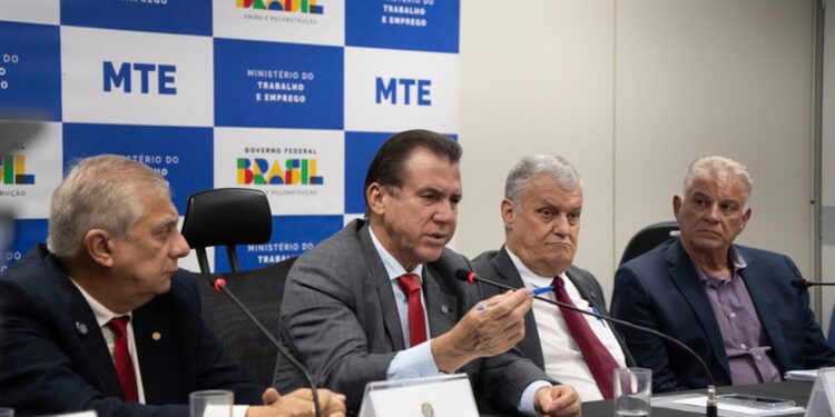 Taxistas solicitam linha de crédito ao governo para renovação de frota.