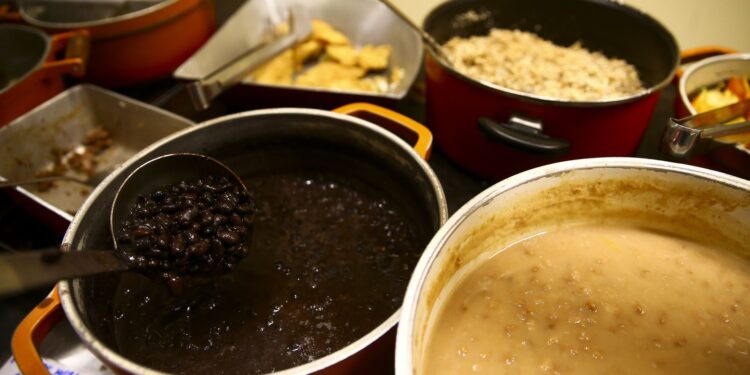 Insegurança alimentar atinge mais de 60% das famílias nas favelas.