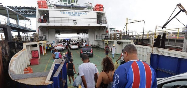 Ferry-boat registra filas de até 3 horas em Salvador durante feriadão de Páscoa