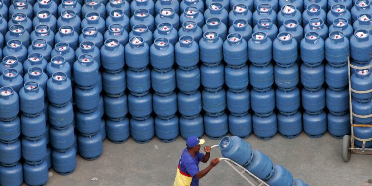 Governo destina R$ 330 mi para conter alta do preço do gás de cozinha.