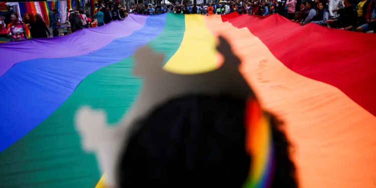 Parada do Orgulho LGBT+ de SP 2026 destaca a importância do voto nas plataformas de direitos humanos.