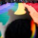 Parada do Orgulho LGBT+ de SP 2026 destaca a importância do voto nas plataformas de direitos humanos.