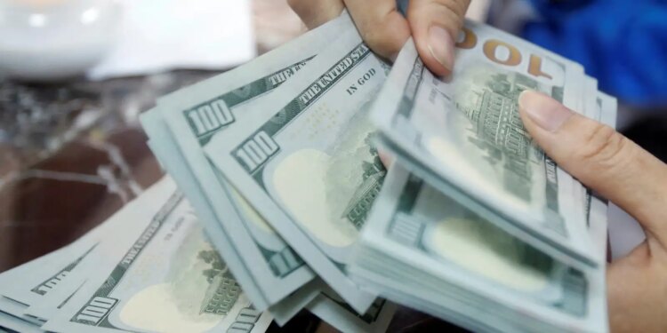 Dólar rompe a marca dos R$ 5 e bolsa recua em clima de cautela global