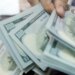 Dólar rompe a marca dos R$ 5 e bolsa recua em clima de cautela global