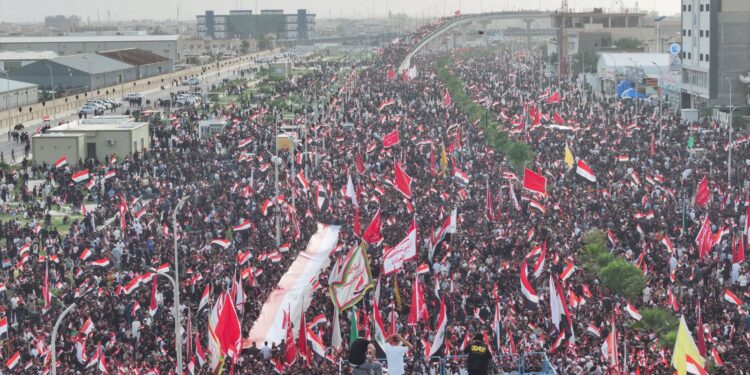 Multidões no Irã celebram o 40º dia da morte de Khamenei, líder supremo do país.