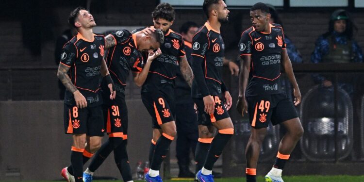 Corinthians estreia Diniz com vitória sobre Platense na Libertadores