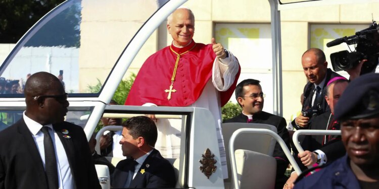Papa visita África para incentivar católicos, sem envolver-se em debate com Trump.
