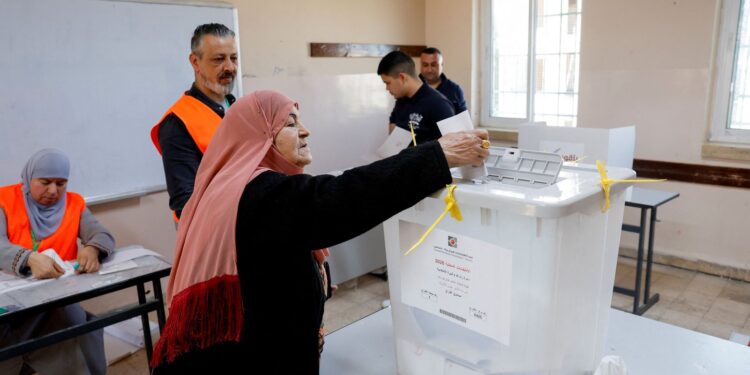 Palestinos vão às urnas em eleições municipais, marcando histórico retorno democrático.
