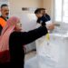 Palestinos vão às urnas em eleições municipais, marcando histórico retorno democrático.