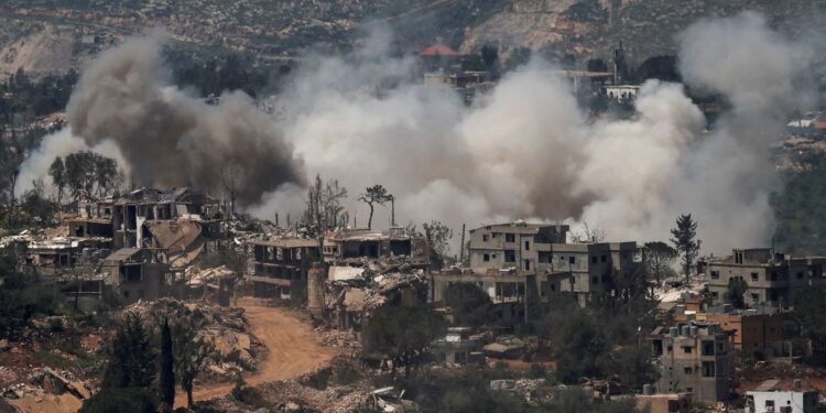 Mãe e filho brasileiros são mortos em bombardeio israelense no Líbano.