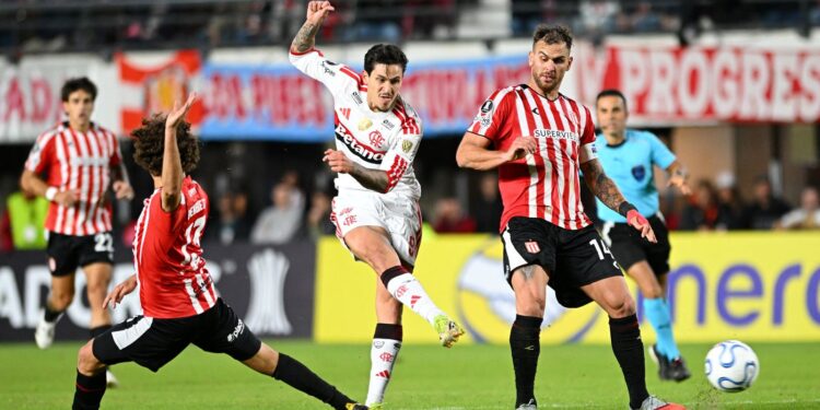 Flamengo empata com Estudiantes e garante ponto vital na Libertadores na Argentina