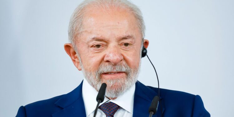 Lula chega à Alemanha para firmar parcerias comerciais e de inovação.