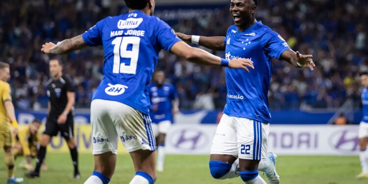 Cruzeiro supera Boca e avança na Libertadores com gol decisivo.