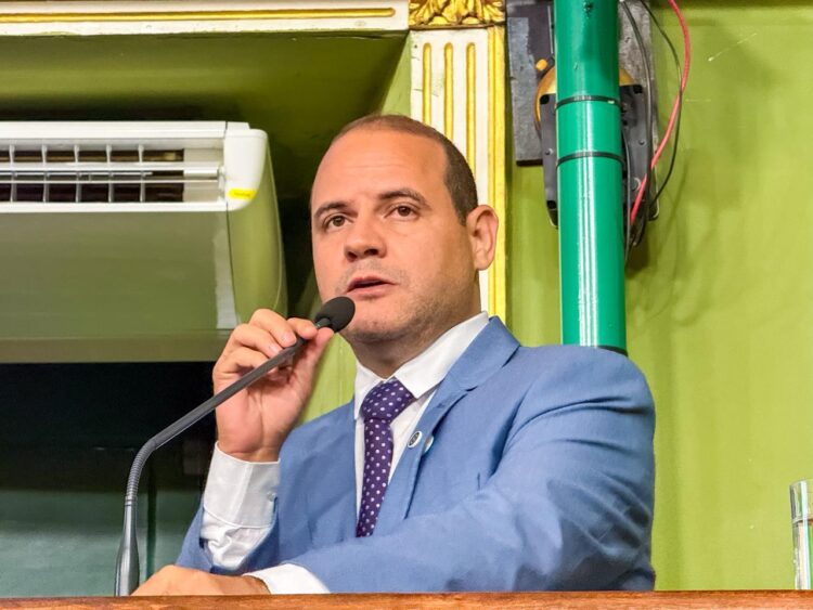 Salvador ganha novas leis de proteção a motoboys e consumidores com autoria de Randerson Leal