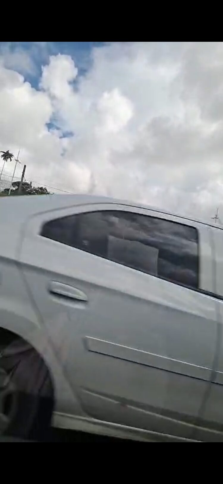Engavetamento com quatro carros causa lentidão na Avenida Paralela na manhã de sábado