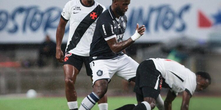 Atraso por chuva não impede empatarem Remo e Vasco no Brasileirão.