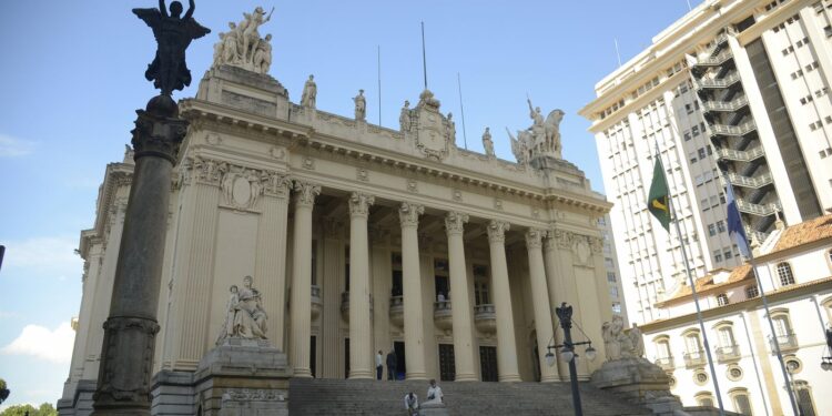 Justiça nega pedido de liminar e mantém eleição para presidência da Alerj.