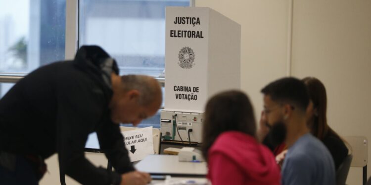 Eleitores com mais de 60 anos aumentam 74%, revela pesquisa.