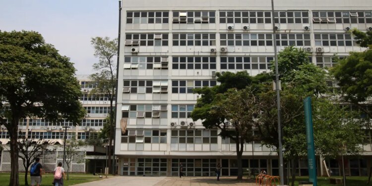 Funcionários da USP encerram greve após acordo com a reitoria.
