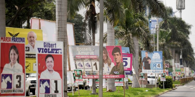 Peru se prepara para eleições presidenciais com 35 candidatos e futuro incerto.