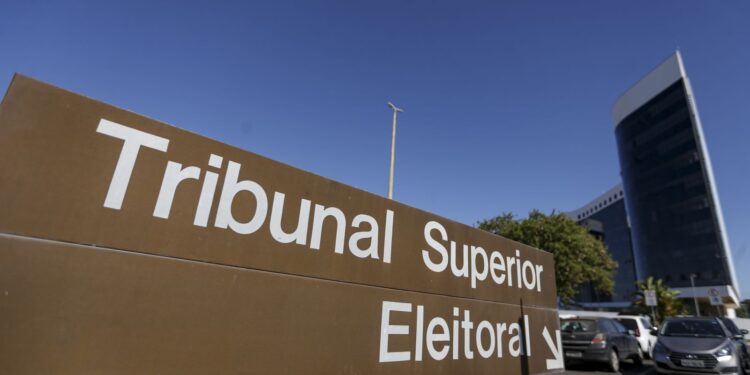 TSE reinicia julgamento que pode levar à cassação do governador de Roraima.