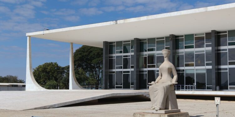 STF determina atualização anual do valor do mínimo existencial para beneficiários de programas sociais.