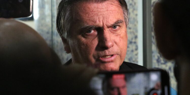 STM autoriza coleta de dados sobre trajetória militar de Bolsonaro no Exército.