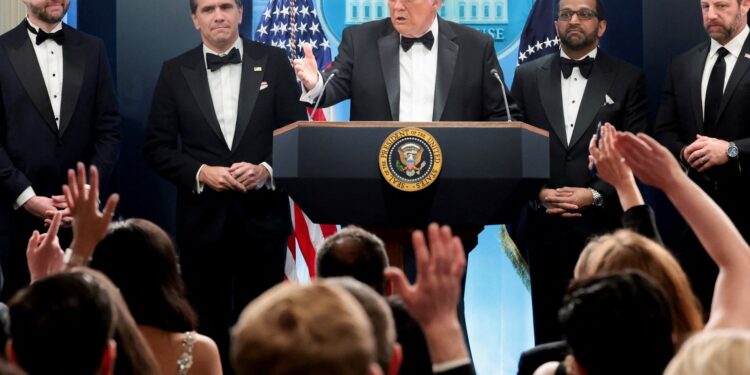 Homem abre fogo durante jantar de Trump com jornalistas em Washington.