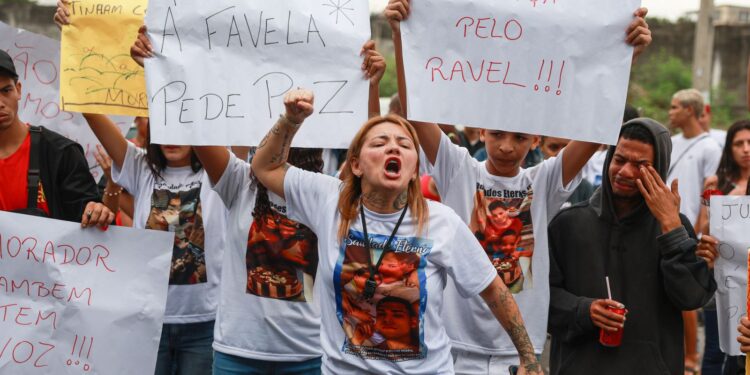 Nove em cada dez moradores de comunidade condenam operações policiais violentas.