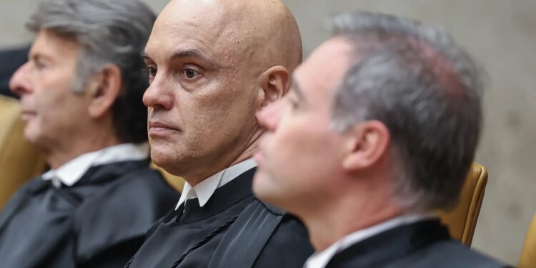 Moraes suspende aplicação da Lei da Dosimetria enquanto STF decide o caso.