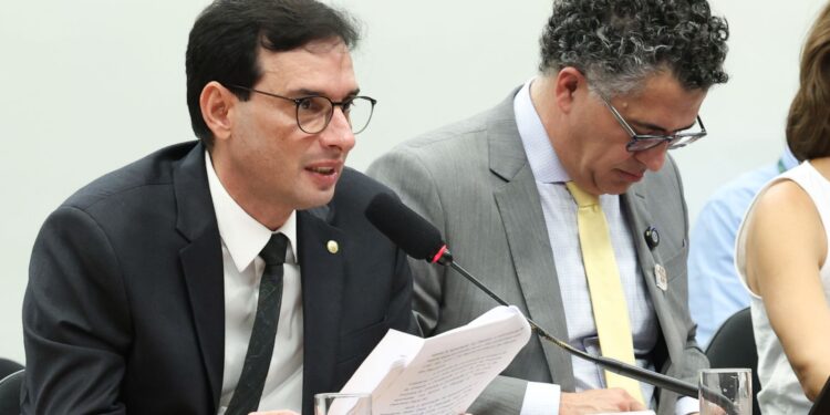 Relator propõe fim da escala 6×1, estabelecendo domingo como dia de folga.