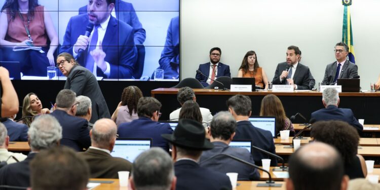 Boulos denuncia “compensação indevida” a empresas após fim da escala 6×1.