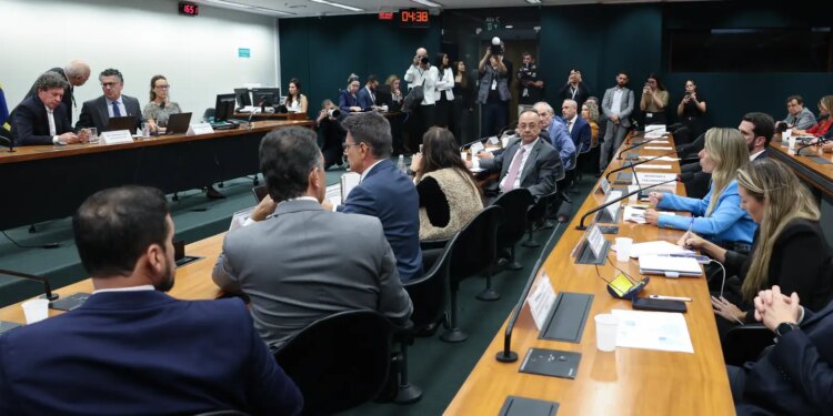 Pedido de vista retarda votação da PEC que encerra escala 6X1