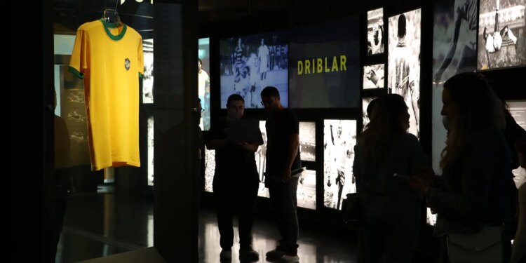 Museu do Futebol apresenta nova exposição dedicada às icônicas camisetas da seleção brasileira.